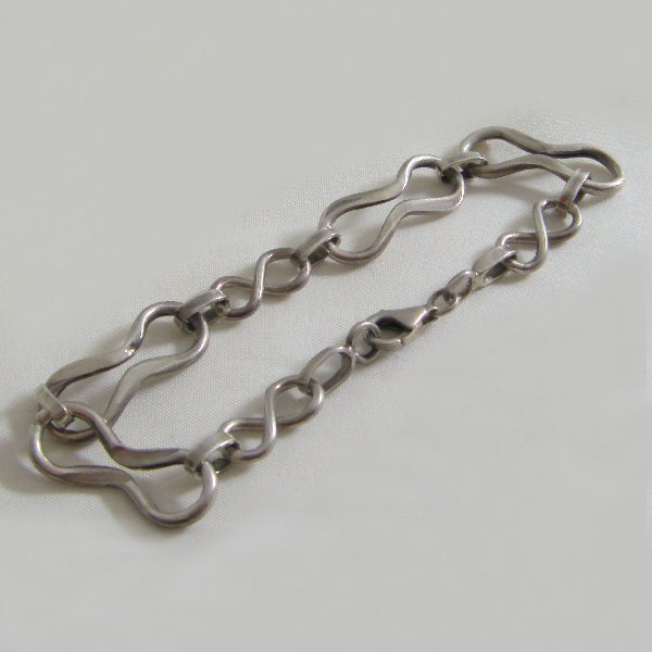 (b1274)Silver bracelet infinite-link type.